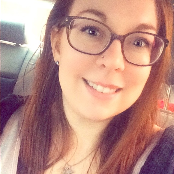 Meet your Posher, Eleia - Picture 2 of 2